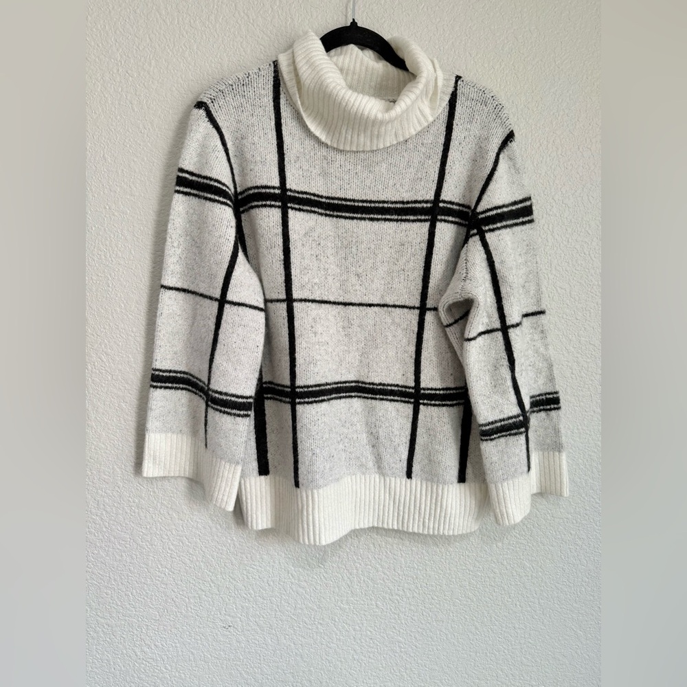 Ann Taylor large Women's Black and White Plaid turtleneck Sweater